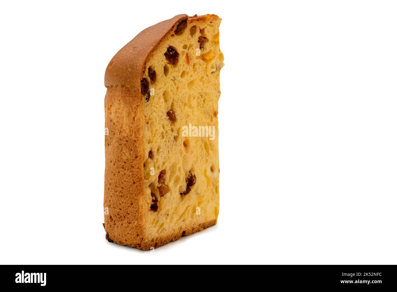 Panettone Slice: Traditioneller italienischer Weihnachtskuchen aus Mailand, isoliert auf weißem Schneideweg Stockfoto