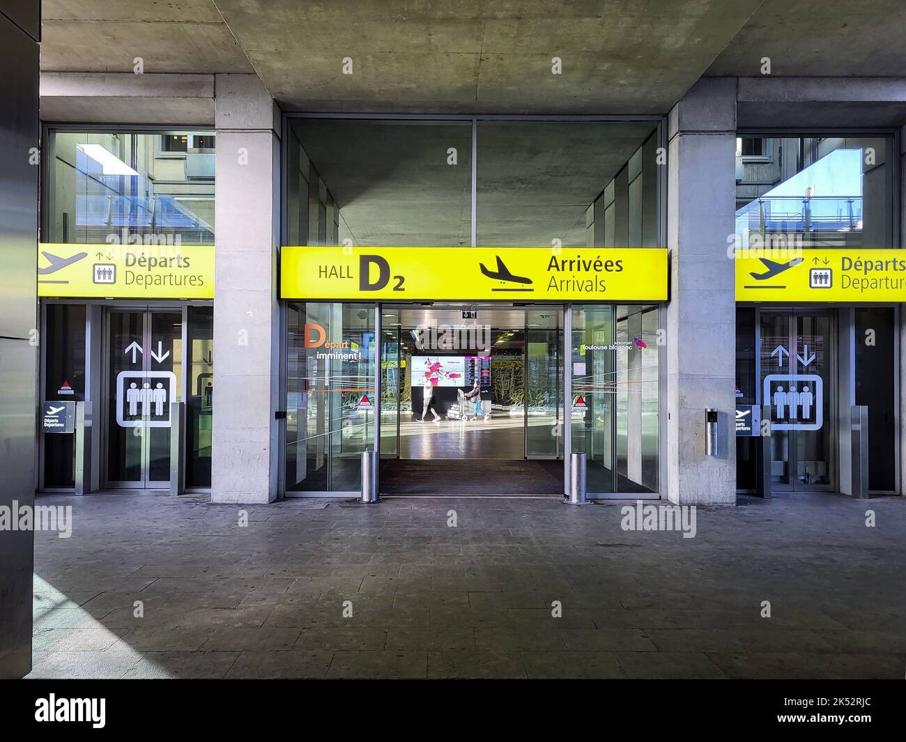 TOULOUSE, FRANKREICH - 12. SEPTEMBER 2022 - Eingang zum internationalen Flughafen Toulouse Blagnac (TLS) in der Nähe des Airbus-Werks. Stockfoto