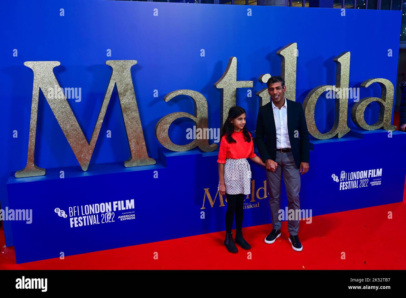 London, UK , 05/10/2022, Rishi Sunak und Tochter Anoushka Sunak kommen zu den Darstellern und Filmemacher nehmen an der Pressekonferenz des BFI London Film Festival für Roald Dahls Matilda The Musical Teil, die von Sony Picters in Kinos in ganz Großbritannien und Irland vom 25.. November bis 5.. Oktober 2022 in London, Großbritannien, veröffentlicht wurde. Stockfoto