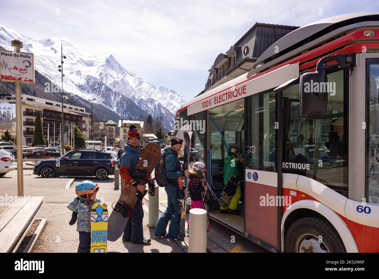 Frankreich, Haute Savoie, Chamonix Mont Blanc, der Elektrobus Mulet fährt ins Zentrum von Chamonix Stockfoto