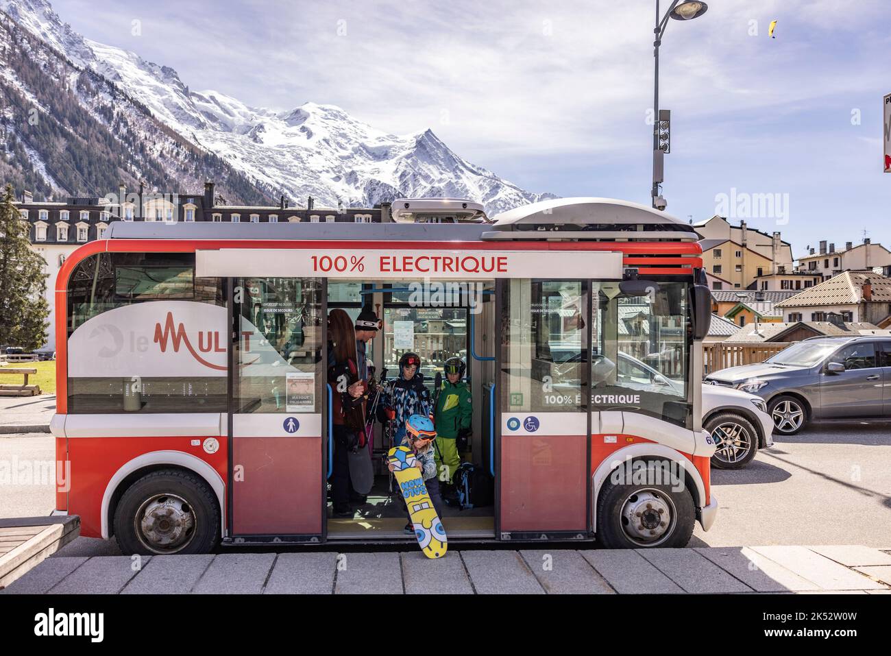 Frankreich, Haute Savoie, Chamonix Mont Blanc, der Elektrobus Mulet fährt ins Zentrum von Chamonix Stockfoto