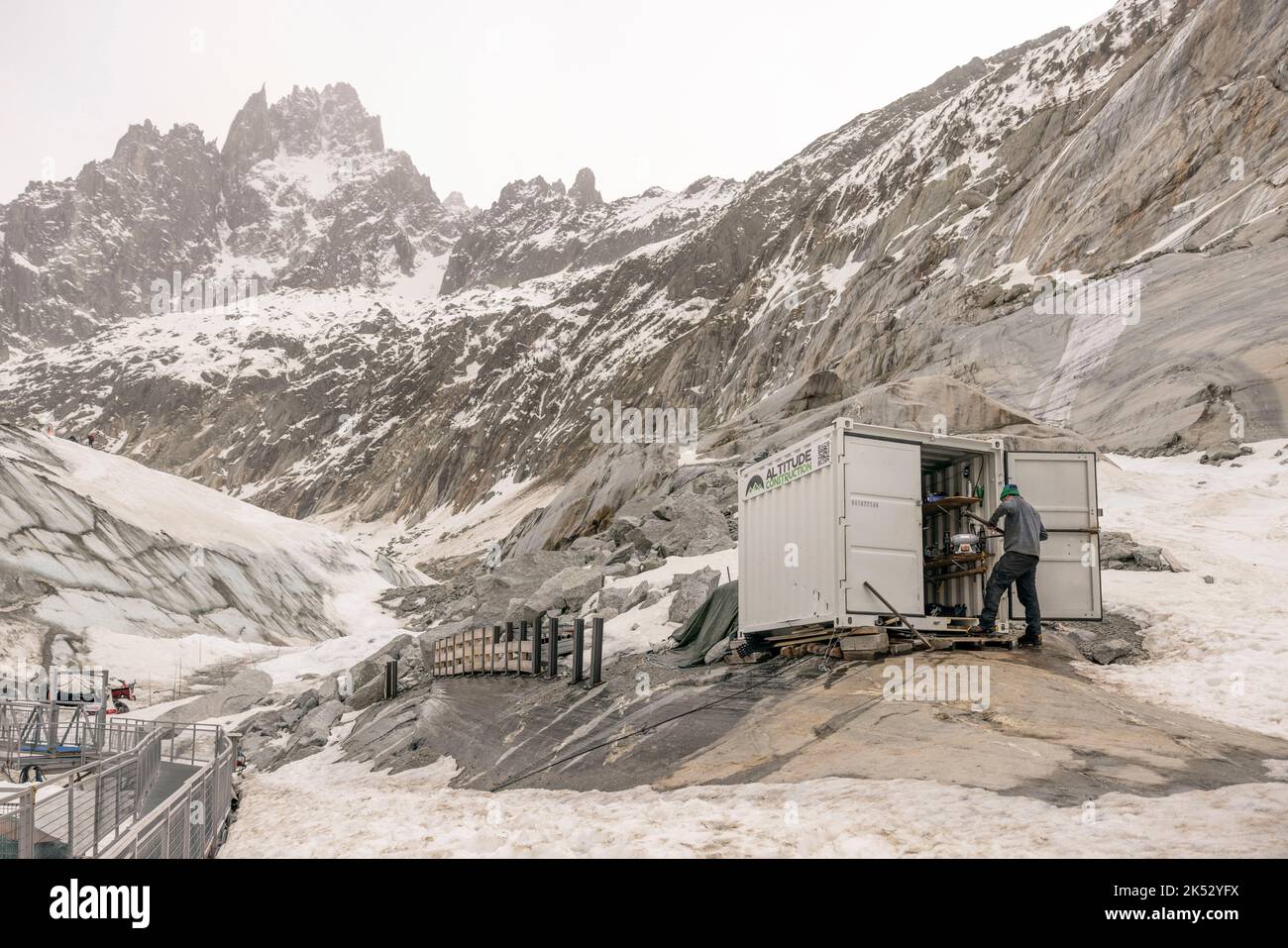 Frankreich, Haute-Savoie, Chamonix-Mont-Blanc, Mer de Glace Höhle, Montenvers,die Grotten haben eine kleine Werkstatt in einem algeco am Fuße des Mer de Glac Stockfoto