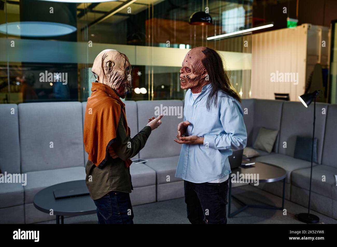 Zombie-Kollegen sprechen im Büro zusammen Stockfoto
