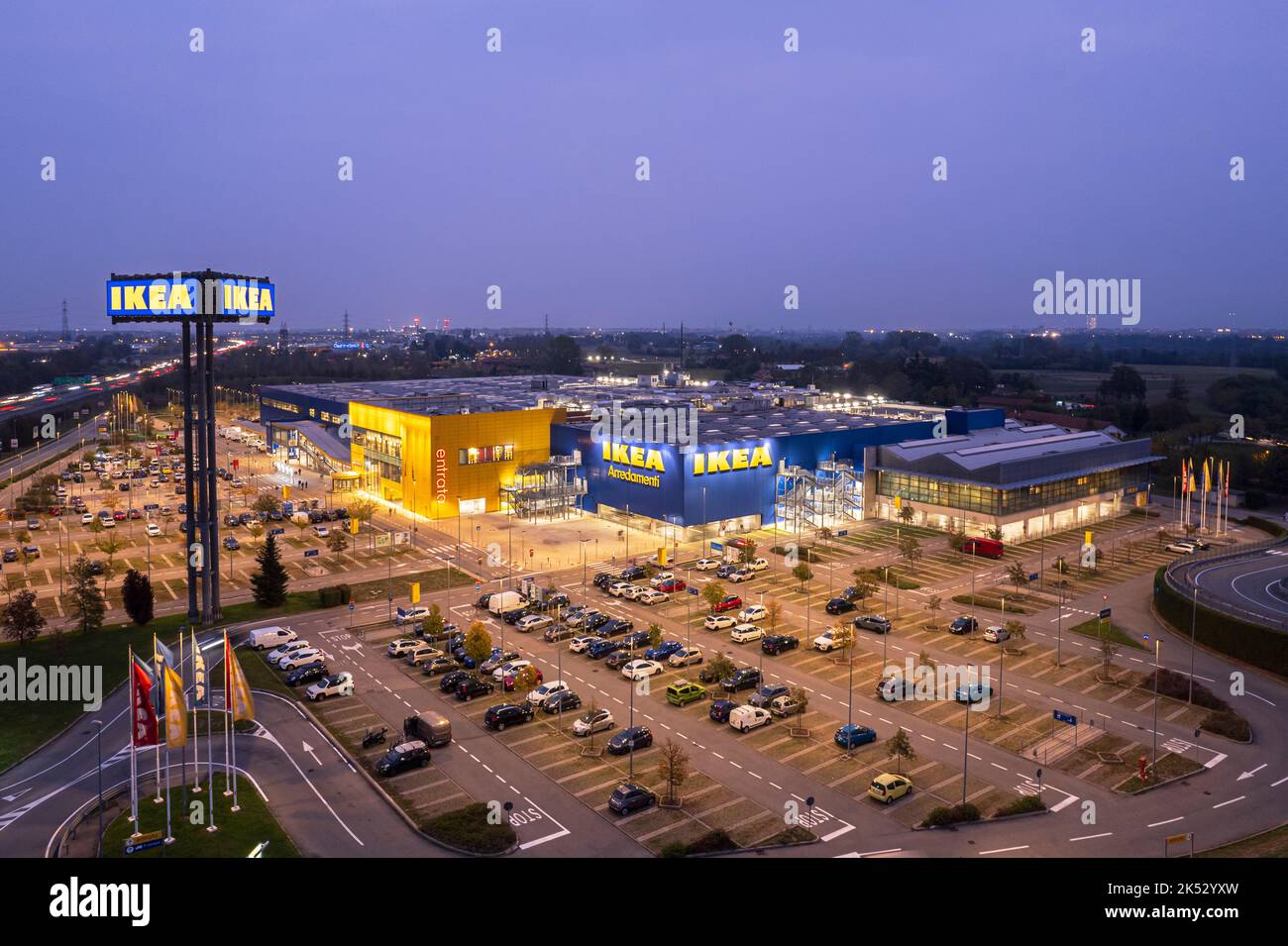 Luftaufnahme des Ikea-Einkaufshauses mit Parkplätzen, Nachtstimmung. Turin, Italien - Oktober 2022 Stockfoto