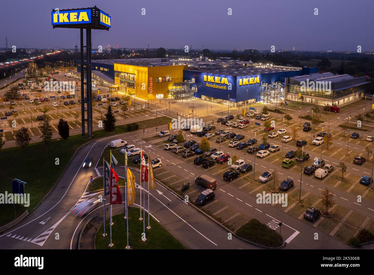 Luftaufnahme des Ikea-Einkaufshauses mit Parkplätzen, Nachtstimmung. Turin, Italien - Oktober 2022 Stockfoto