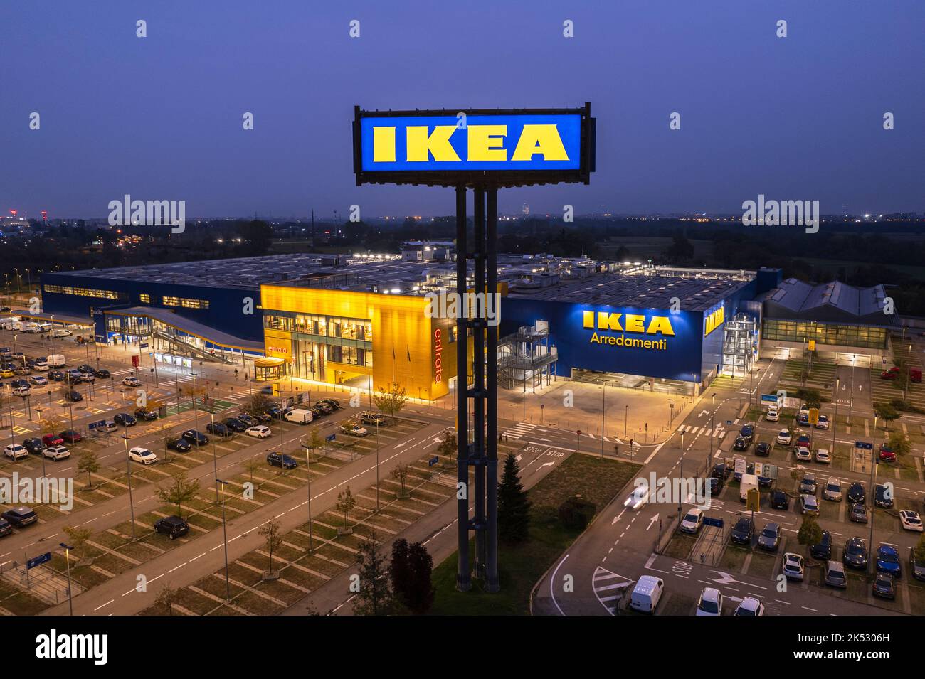 Luftaufnahme des Ikea-Einkaufshauses mit Parkplätzen, Nachtstimmung. Turin, Italien - Oktober 2022 Stockfoto