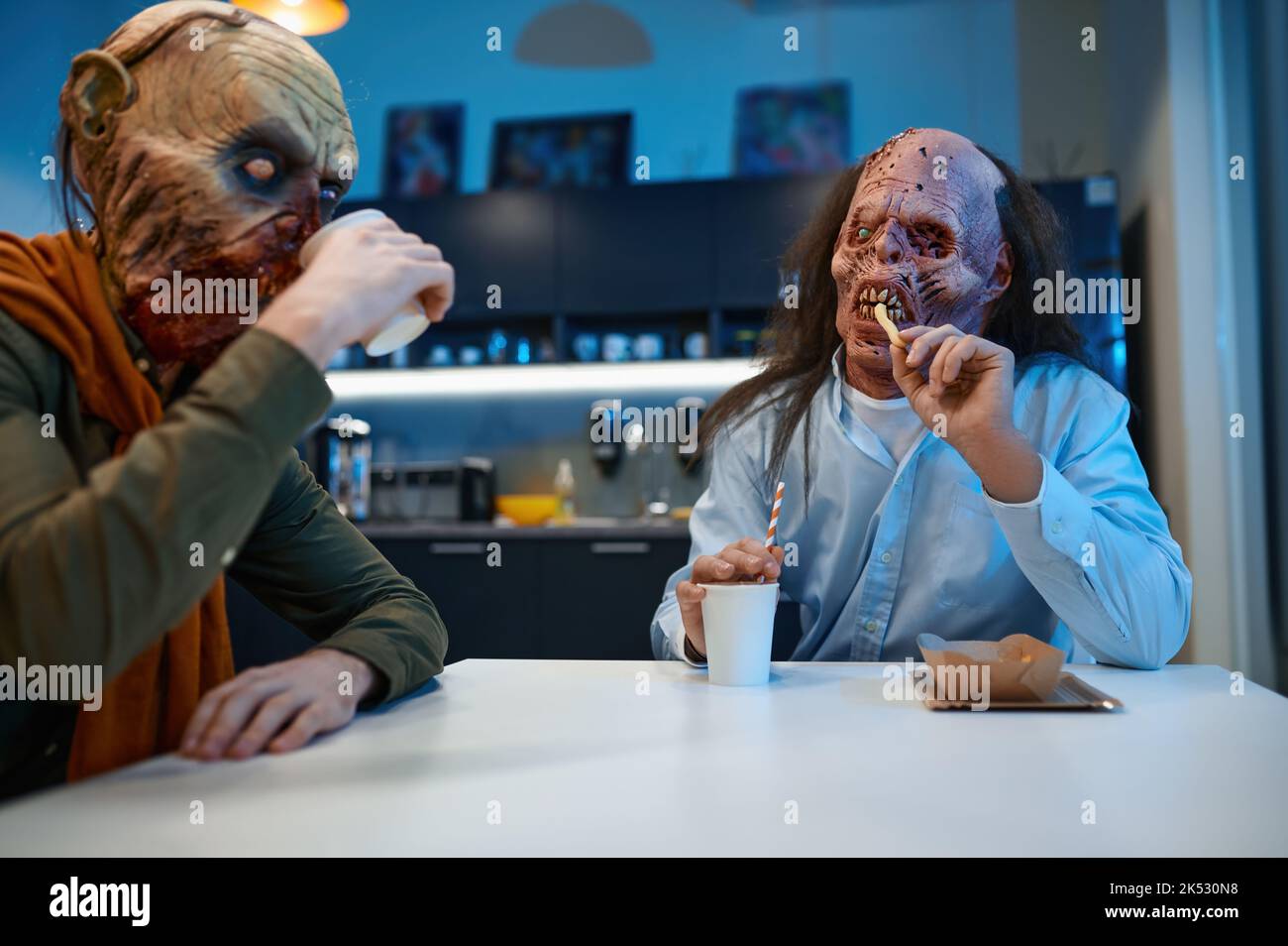Zombie-Kollegen essen während der Mittagspause Kaffee Stockfoto