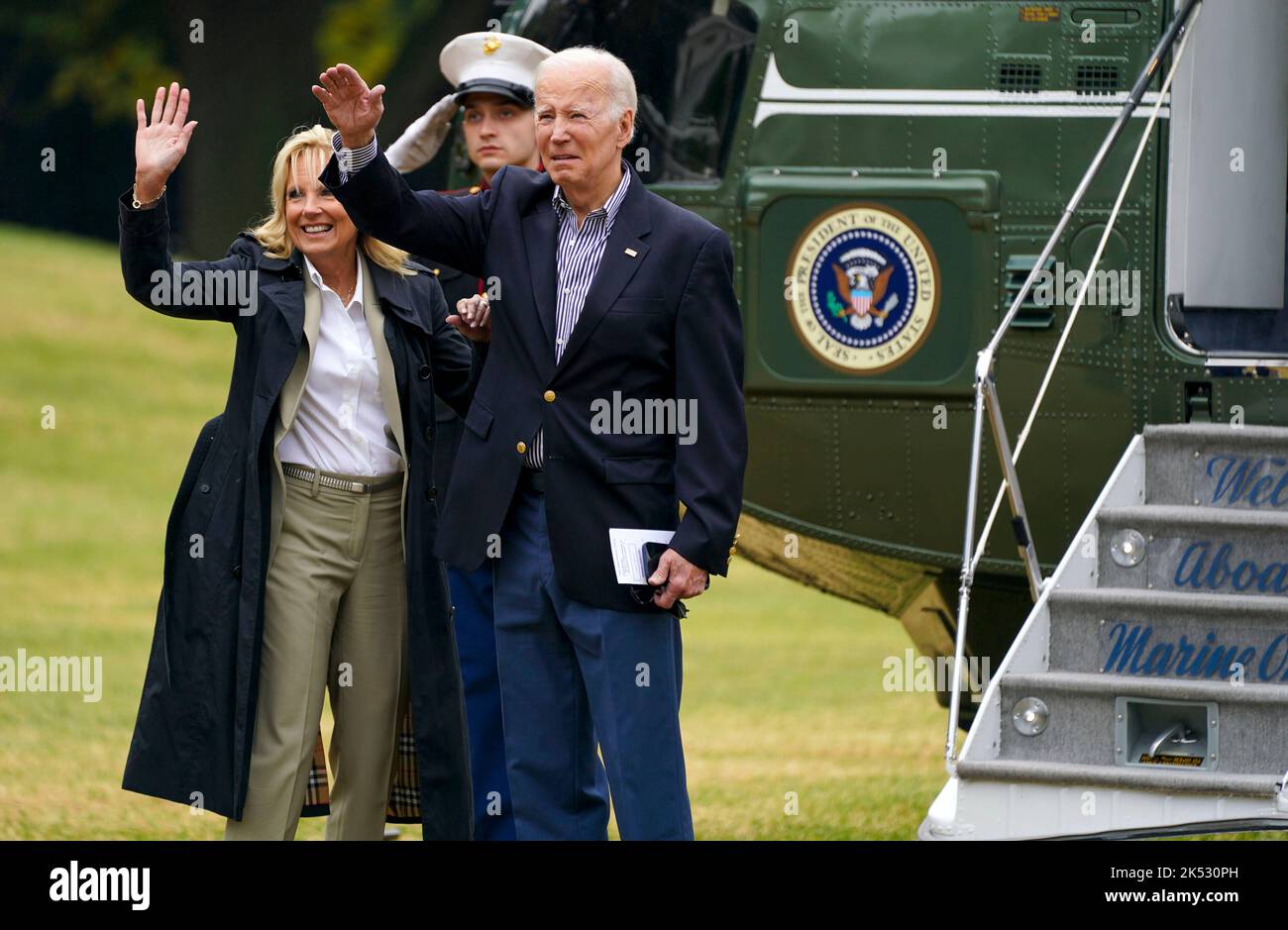 Aktuelle Maßnahmen Zur Reaktion Und Wiederherstellung. 5. Oktober 2022. Der US-Präsident Joe Biden und die First Lady Dr. Jill Biden winken den Influencern von Latina und Latino zu, die am Mittwoch, den 5. Oktober 2022, auf dem Weg nach Fort Myers, Florida, aus dem Weißen Haus in Washington, DC zu Besuch sind. Der Präsident und die First Lady werden die vom Sturm zerstörten Gebiete begutachten und anschließend eine Einweisung über die aktuellen Reaktionen und Wiederauffüllungsbemühungen erhalten. Quelle: Leigh Vogel/Pool via CNP/dpa/Alamy Live News Stockfoto