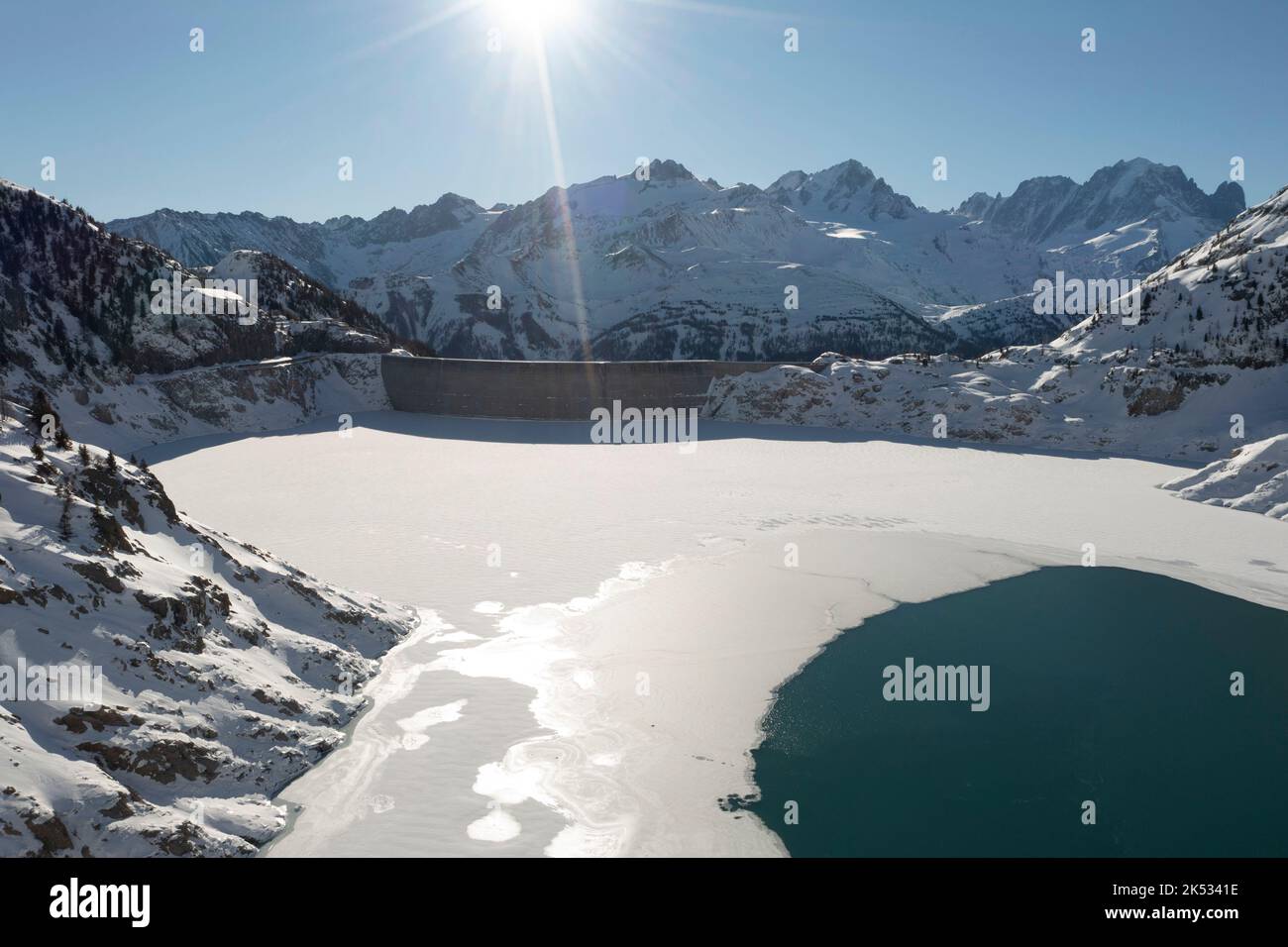 Schweiz, Kanton Wallis, Finhault, Staudamm Emosson, Blick auf die Krone des Staudamms, der Staudamm ist 150 m hoch und mit seiner Kapazität von 227 Millionen m3 IT i Stockfoto