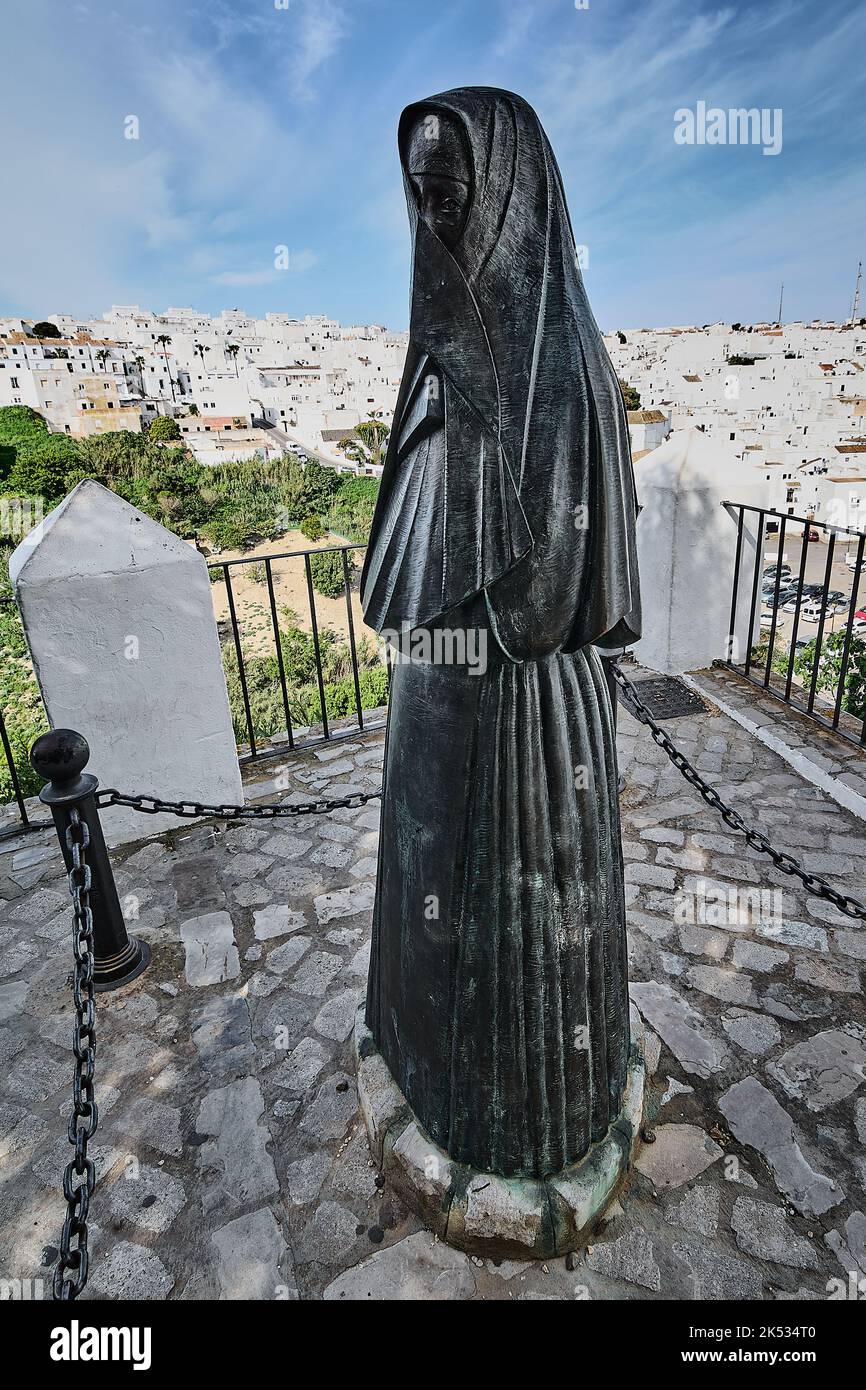 Statue von La Cobijada im andalusischen weißen andalusischen Dorf Vejer de la Frontera Stockfoto
