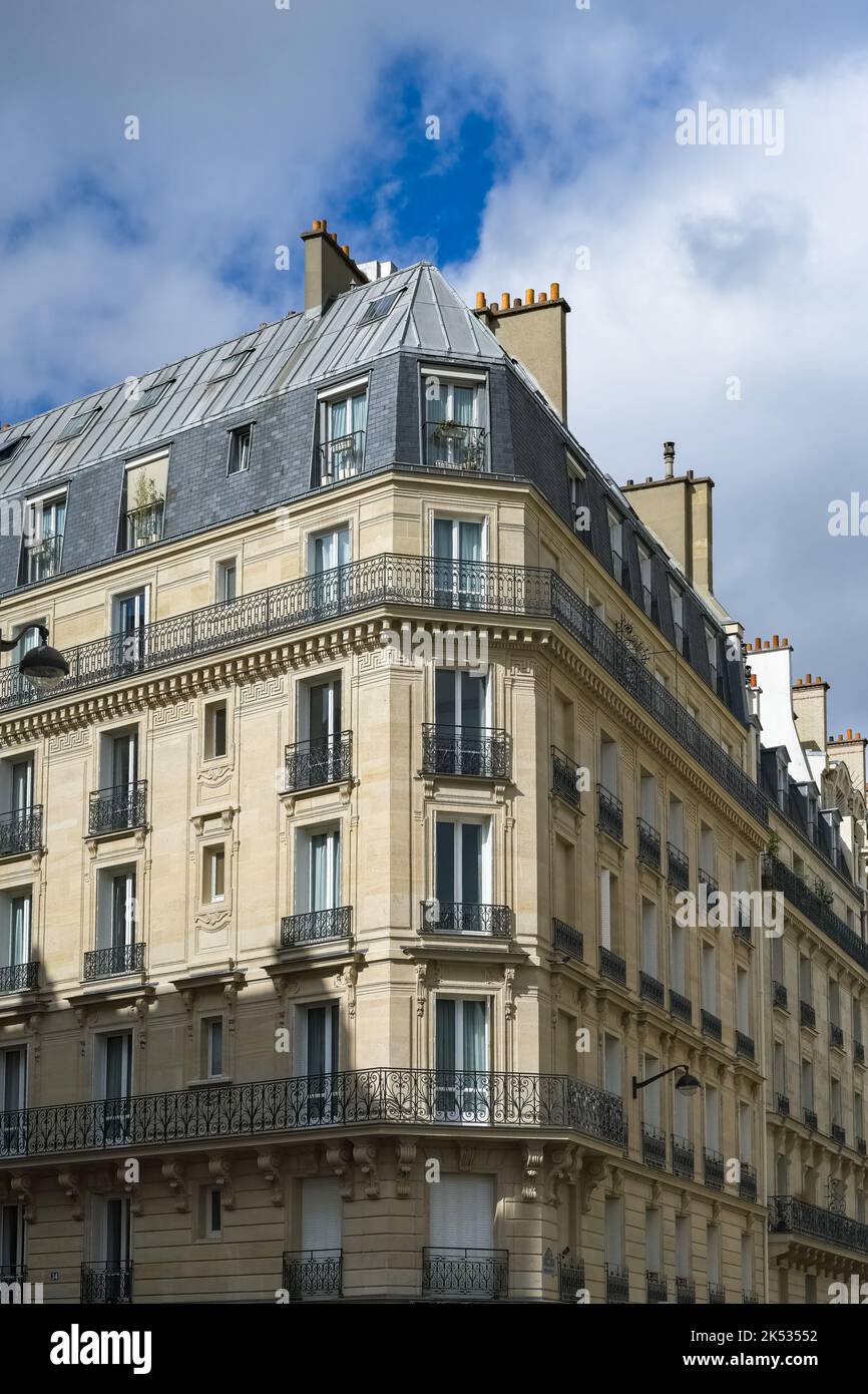 Paris, schönes Gebäude in einem luxuriösen Viertel, typische Haussmann-Fassaden Stockfoto