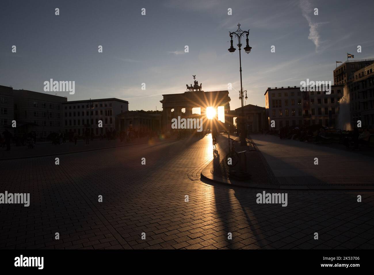 Berlin, Deutschland. 05. Oktober 2022. Das Brandenburger Tor in Berlin bei Sonnenuntergang am 5. Oktober 2022. (Foto: Michael Kuenne/PRESSCOV/Sipa USA) Quelle: SIPA USA/Alamy Live News Stockfoto