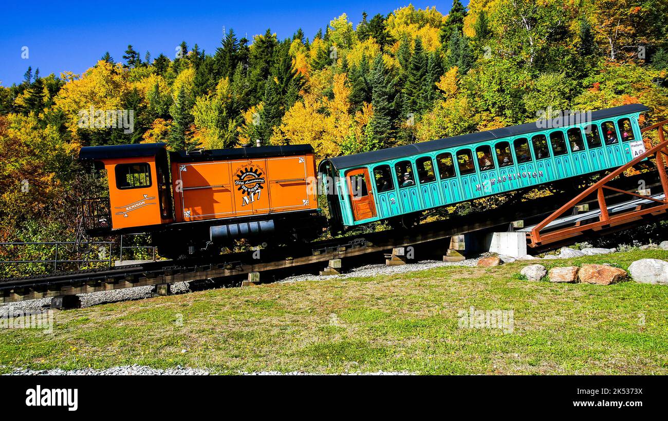 BASE STATION ROAD, NEW HAMPSHIRE, USA - 2. OKTOBER 2022: Die moderne Biodiesel-Lokomotive der Cog Railway kehrt mit Touristen aus Mount Washington zurück Stockfoto