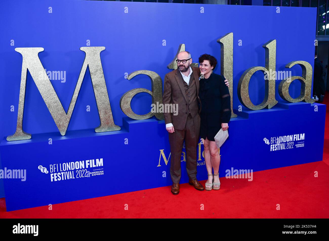 London, UK , 05/10/2022, Dennis Kelly und seine Frau kommen zu den Darstellern und Filmemacher nehmen an der Pressekonferenz des BFI London Film Festival für Roald Dahls Matilda The Musical Teil, die von Sony Picters in Kinos in ganz Großbritannien und Irland vom 25.. November bis 5.. Oktober 2022 in London, Großbritannien, veröffentlicht wurde. Stockfoto