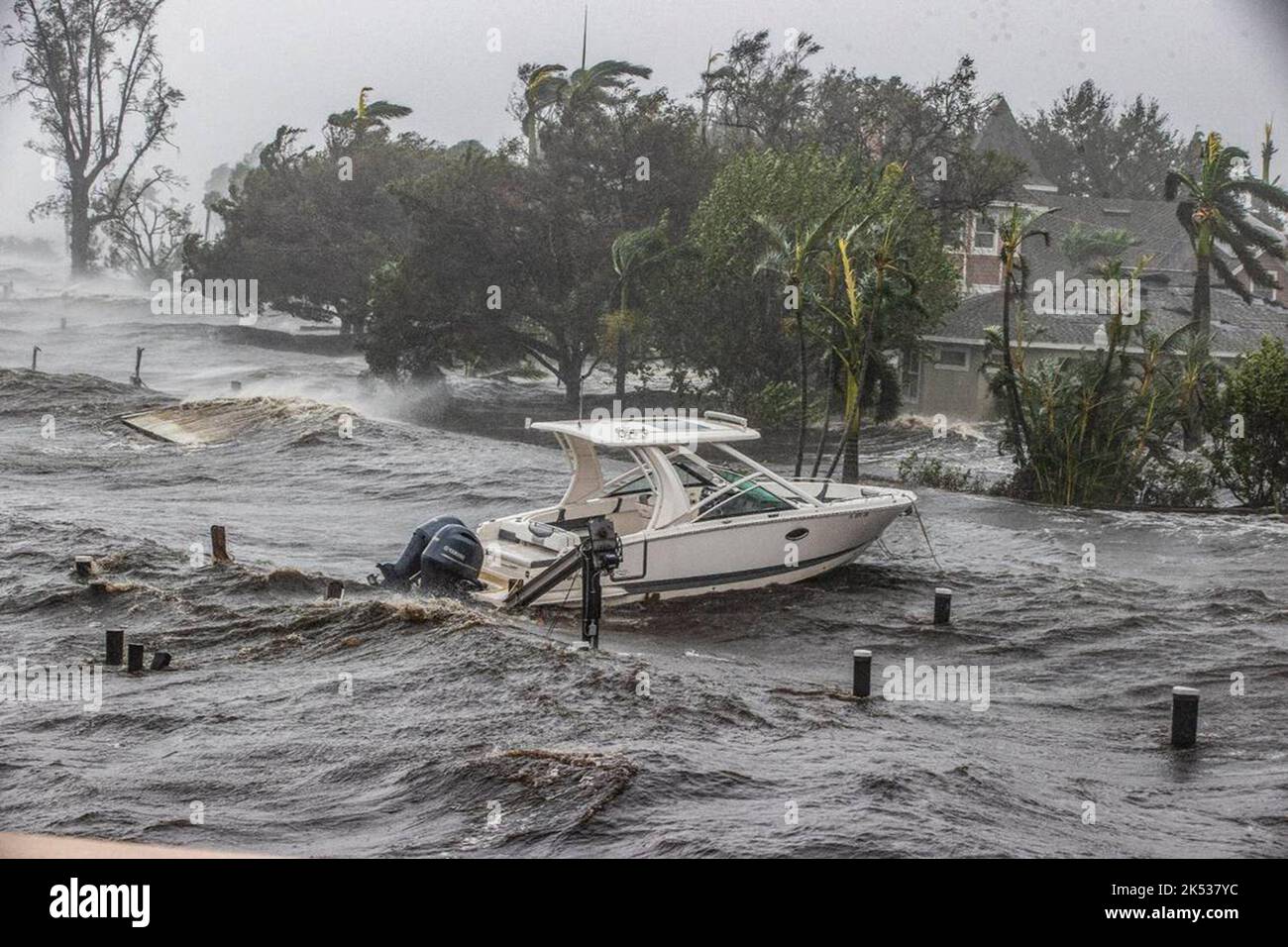 Ein Boot wird von der Midpoint Bridge im Caloosahatchee River in Fort Myers, Florida, gesehen, als Hurkan Ian am Mittwoch, den 28. September 2022, die Westküste Floridas als Sturm der Kategorie 4 trifft. (Foto von Pedro Portal/El Nuevo Herald/TNS/Sipa USA) Stockfoto