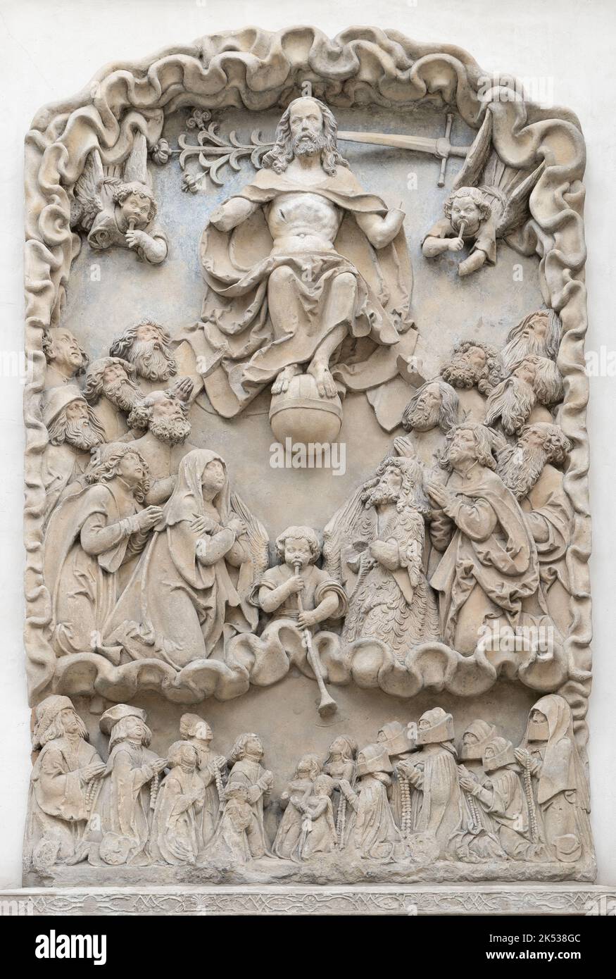 Ein altes mittelalterliches Relief, das das jüngste Gericht, das letzte Gericht, den Tag der Reckoning biblische Szene, das apokalyptische Konzept, den Weltuntergang, das zweite Kommen von je darstellt Stockfoto