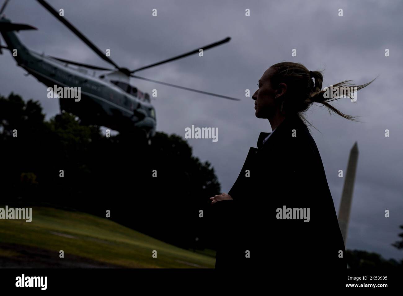 Am Mittwoch, den 5. Oktober 2022, verlassen US-Präsident Joe Biden und First Lady Dr. Jill Biden auf Marine One das Weiße Haus in Washington, DC auf dem Weg nach Fort Myers, Florida. Der Präsident und die First Lady werden die vom Sturm zerstörten Gebiete begutachten und anschließend eine Einweisung über die aktuellen Reaktionen und Wiederauffüllungsbemühungen erhalten. Foto von Leigh Vogel/UPICredit: Leigh Vogel/Pool via CNP /MediaPunch Stockfoto