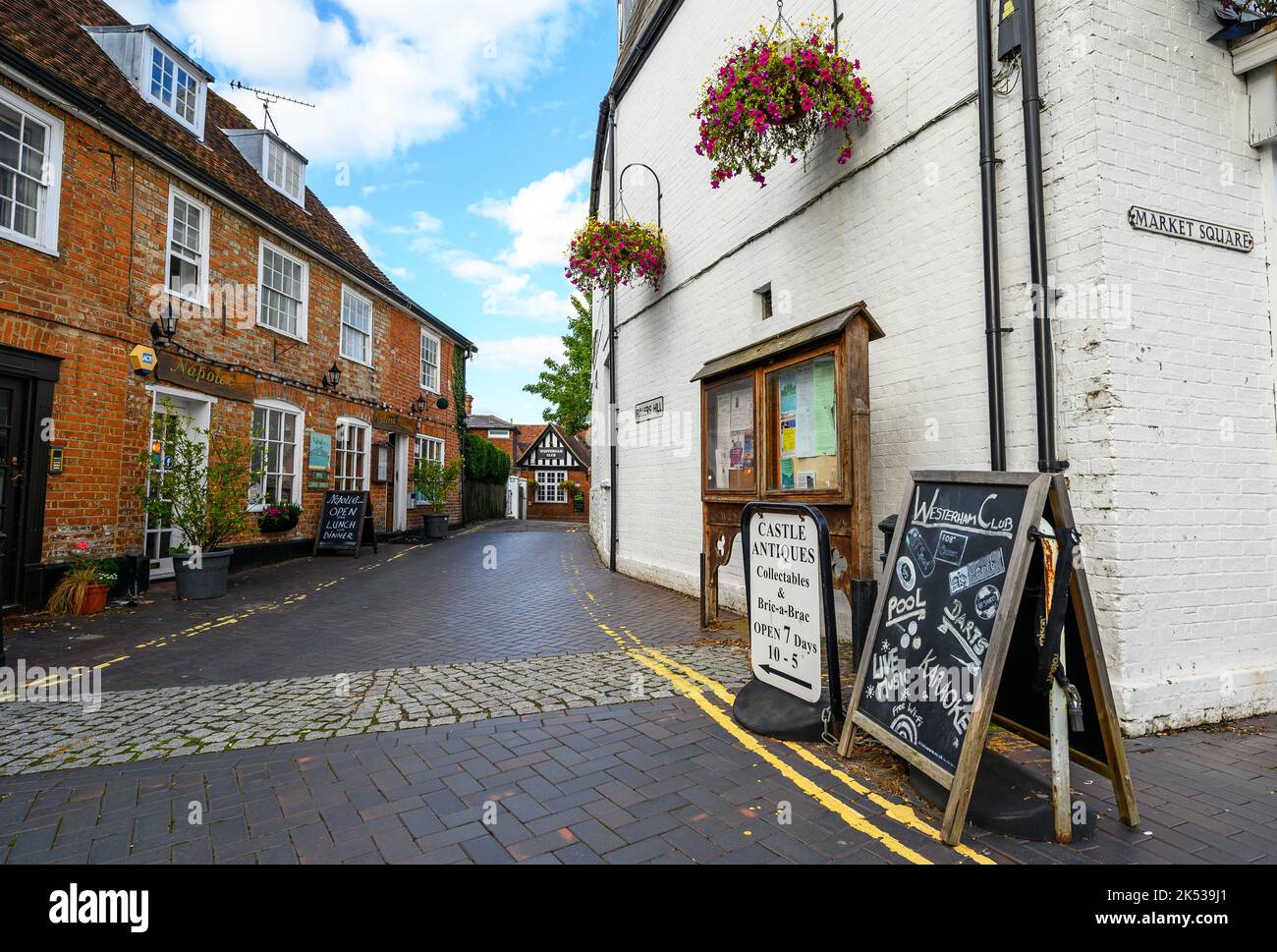 Fullers Hill in Westerham, Kent, Großbritannien. Fullers Hill ist eine kleine Straße, die vom Market Square zur London Road führt. Stockfoto