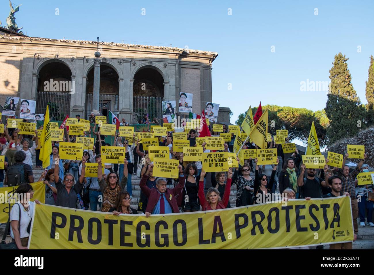 Rom, Italien. 05. Oktober 2022. Aktivisten von Amnesty International organisieren in Solidarität mit den Demonstranten im Iran am Mittwoch, den 5. Oktober 2022, in Rom ein Sit-in im Campidoglio von Rom. Tausende von Iranern gingen in den letzten zwei Wochen auf die Straße, um gegen den Tod von Mahsa Amini zu protestieren, einer 22-jährigen Frau, die von der iranischen Moralpolizei in der Hauptstadt Teheran verhaftet wurde, weil sie angeblich die strikte islamische Kleiderordnung nicht eingehalten hat. Quelle: Independent Photo Agency/Alamy Live News Stockfoto