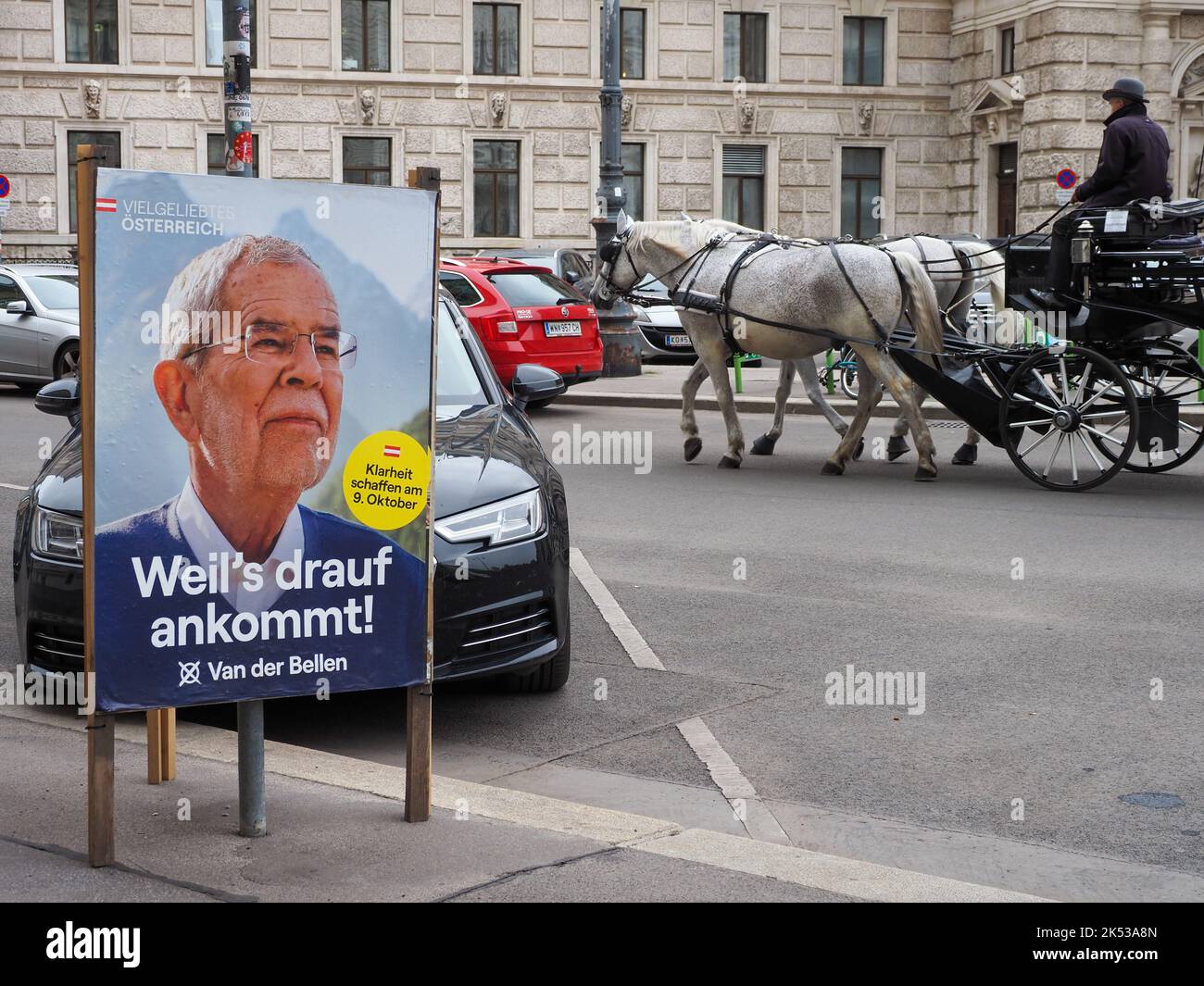 Wahlplakat des Amtsinhabers Alexander Van der Bellen zur Wahl des österreichischen Bundespräsidenten 2022 mit Fiaker im Hintergrund Stockfoto