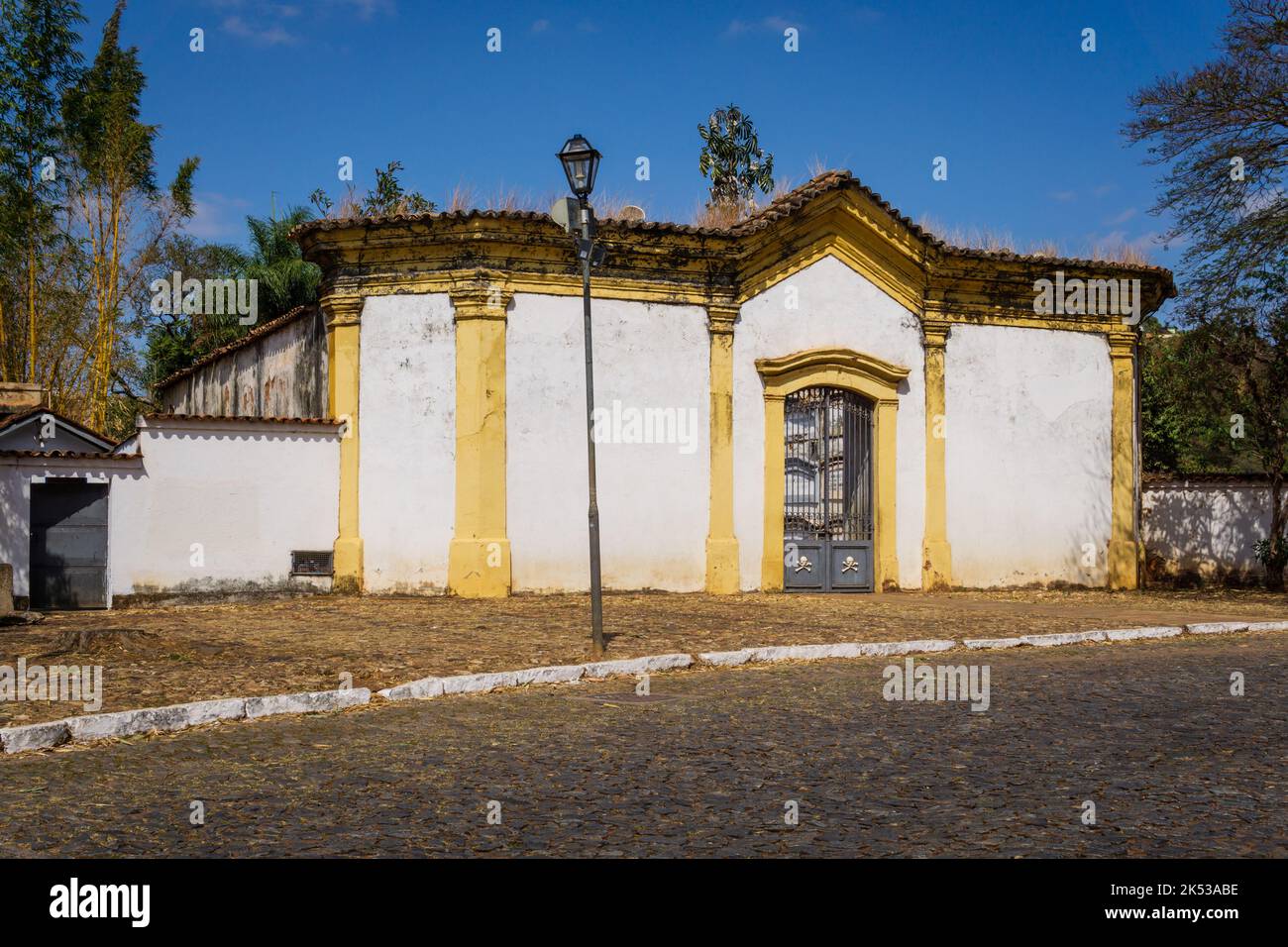 Eingang zum Friedhof vor Igreja de Nossa Senhora do Carmo in Sabara, Minas Gerais, Brasilien. Stockfoto
