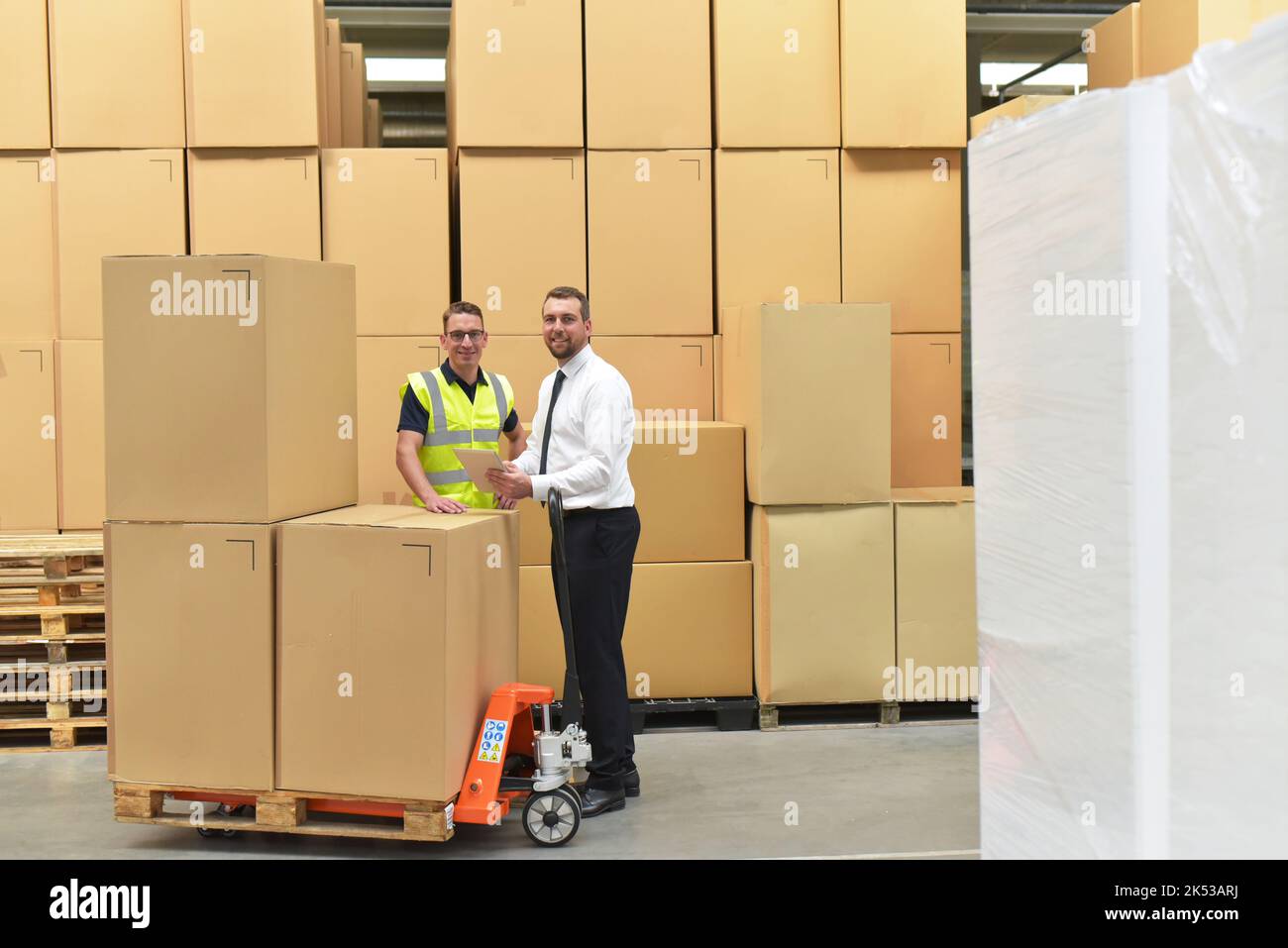 Arbeiter und Manager in einem Lager in der Logistik-Branche - Transport und Bearbeitung von Aufträgen im Handel Stockfoto
