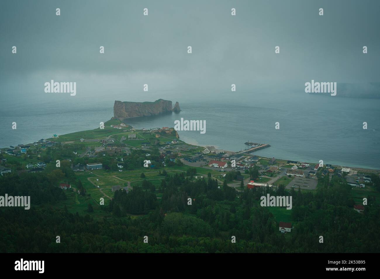 Blick auf den regnerischen Tag von der Plateforme Vitrée suspendue, Percé, Quebec, Kanada Stockfoto