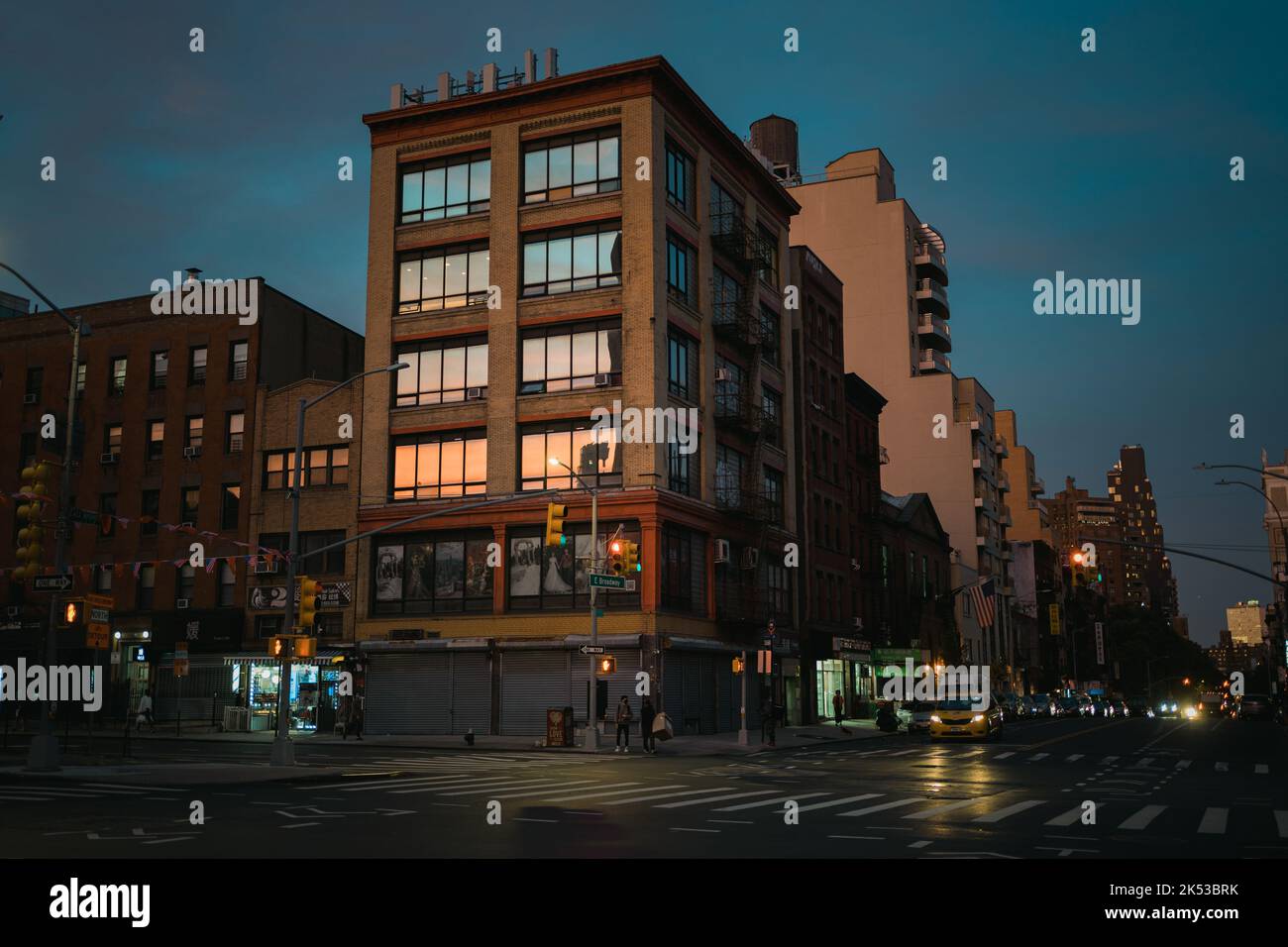 Straßenszene mit lebhaften Sonnenuntergangsfarben, in Chinatown, Manhattan, New York Stockfoto