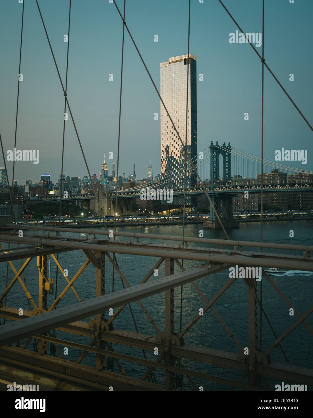 Blick auf die Manhattan Bridge von der Brooklyn Bridge, Manhattan, New York Stockfoto