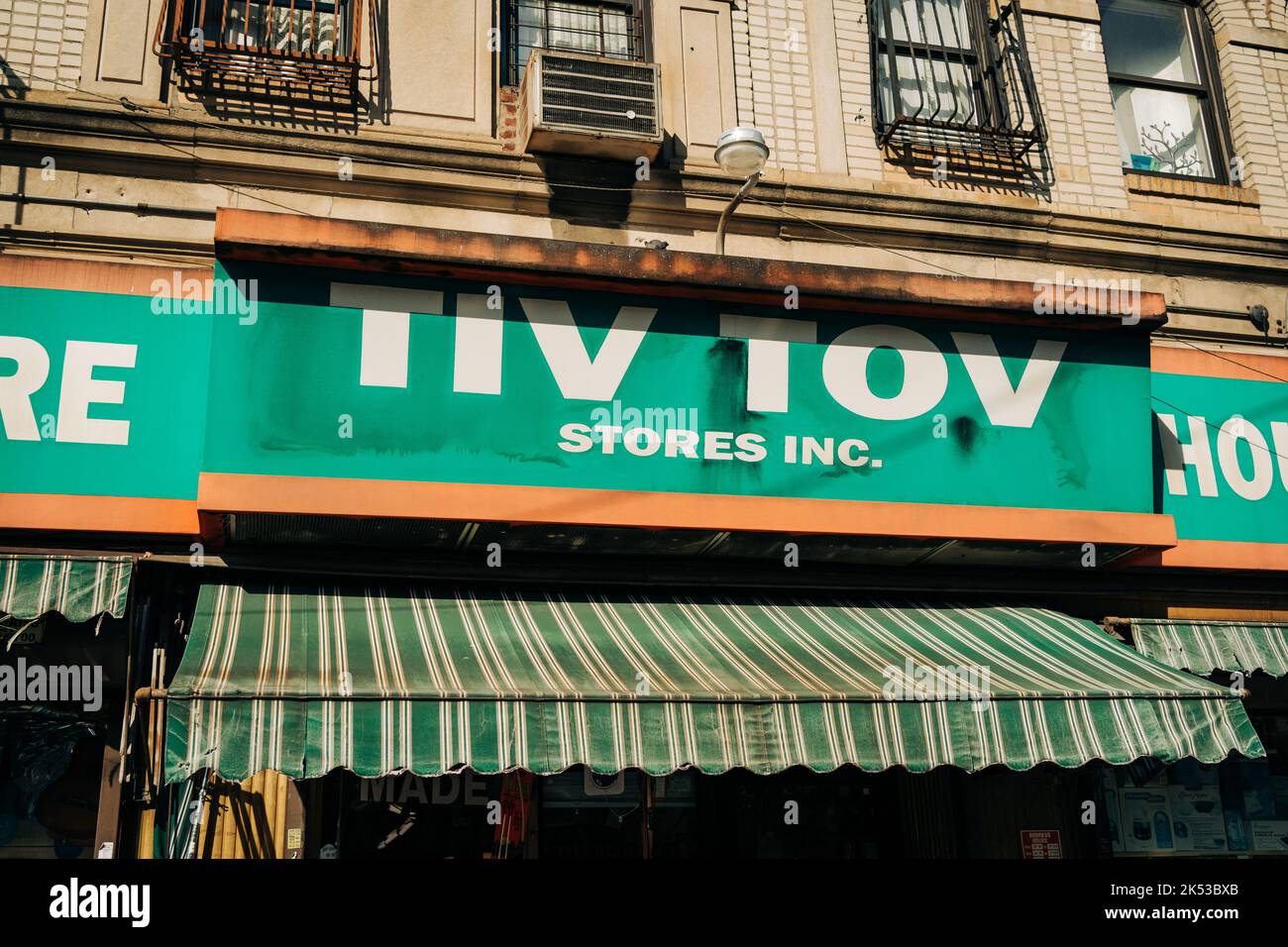 TIV-Tov speichert Vintage-Zeichen in Williamsburg, Brooklyn, New York Stockfoto