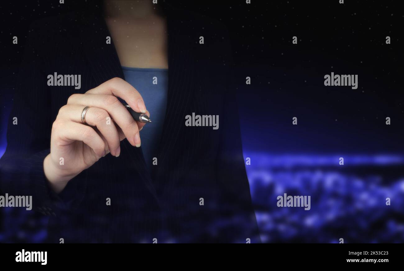 Geschäftsfrau halten Stift auf virtuellen Bildschirm, dunkler Hintergrund, Nahaufnahme. Nahaufnahme der Hand, die einen schwarzen Marker hält, um etwas zu schreiben. Stockfoto