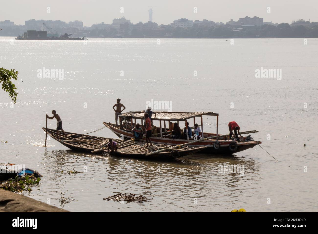 Die Vorbereitungen für das Eintauchen der Durga-Statue von Shobhabazar Rajbari in Kalkutta laufen am Ganga Ghat. Stockfoto