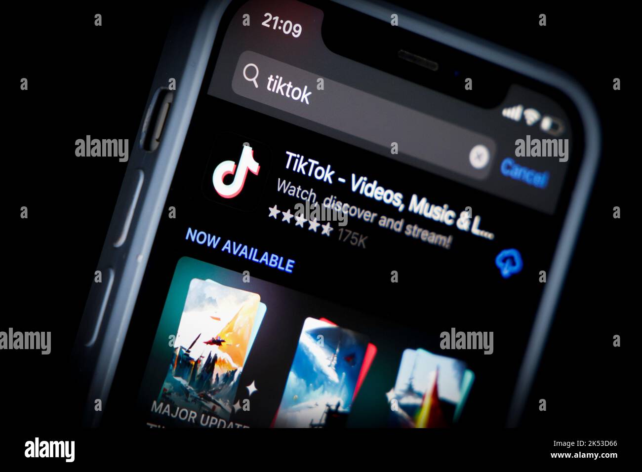 Die TikTok-App kann im App Store auf einem iPhone heruntergeladen werden. Diese Abbildung zeigt sie am 05. Oktober 2022 in Warschau, Polen. Die soziale App Tik Stockfoto
