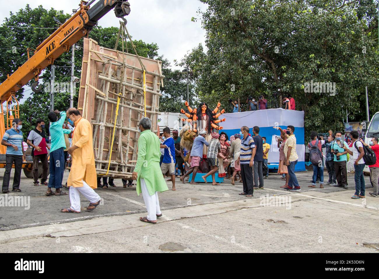 Die Arbeit der Immersion von Durga Idol wird in Ganga Ghat von Kalkutta. Das große Idol wird von einem Kran zum Fluss gebracht. Stockfoto