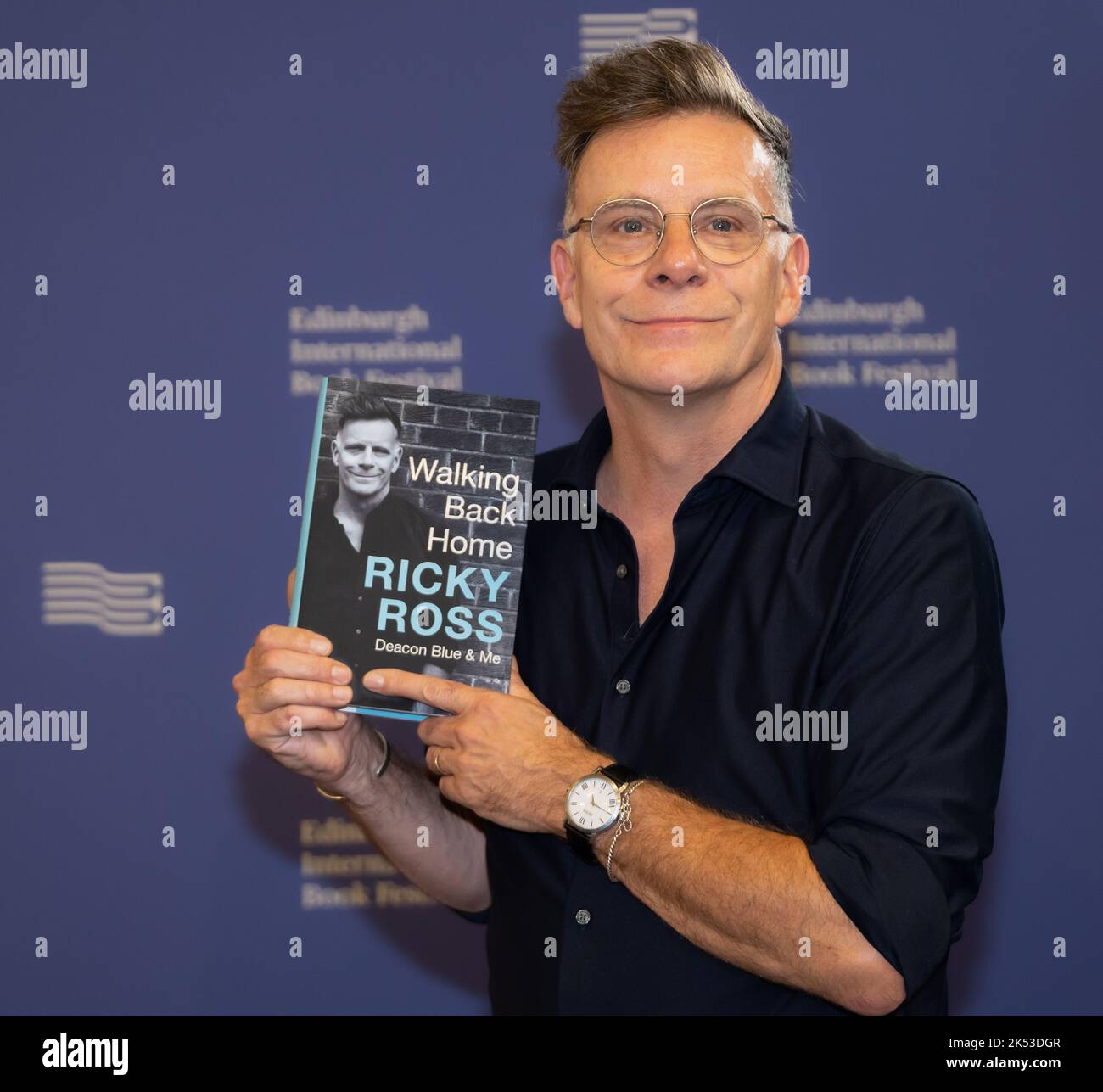 Sänger der Deacon Blue Band Ricky Ross mit seinem Buch Walking Back Home beim Edinburgh International Book Festival, Schottland, Großbritannien Stockfoto