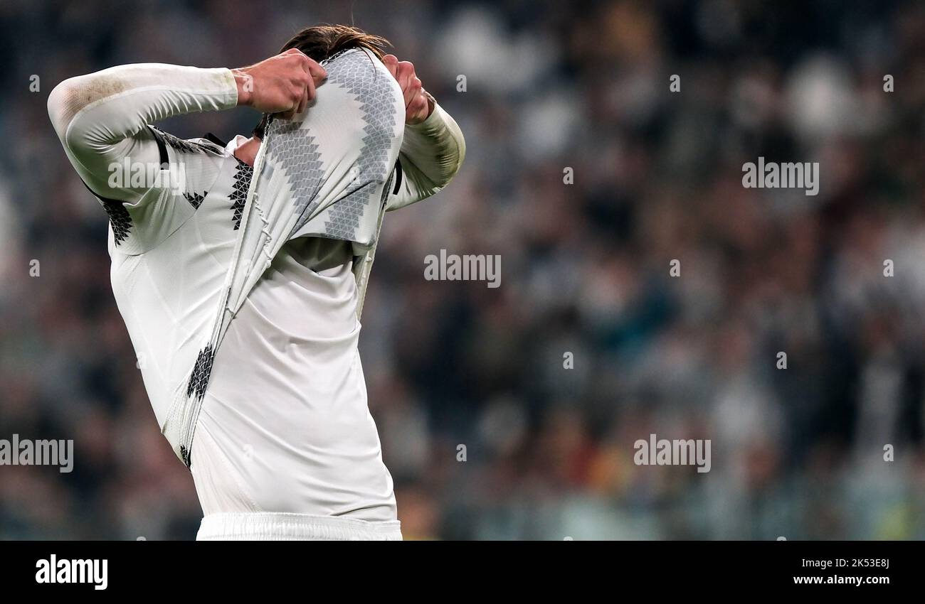 Turin, Italien. 05. Oktober 2022. Dusan Vlahovic vom FC Juventus reagiert während des Champions League-Fußballspiels der Gruppe H zwischen dem FC Juventus und Maccabi Haifa im Juventus-Stadion in Turin (Italien) am 5.. Oktober 2022. Foto Federico Tardito/Insidefoto Kredit: Insidefoto di andrea staccioli/Alamy Live News Stockfoto