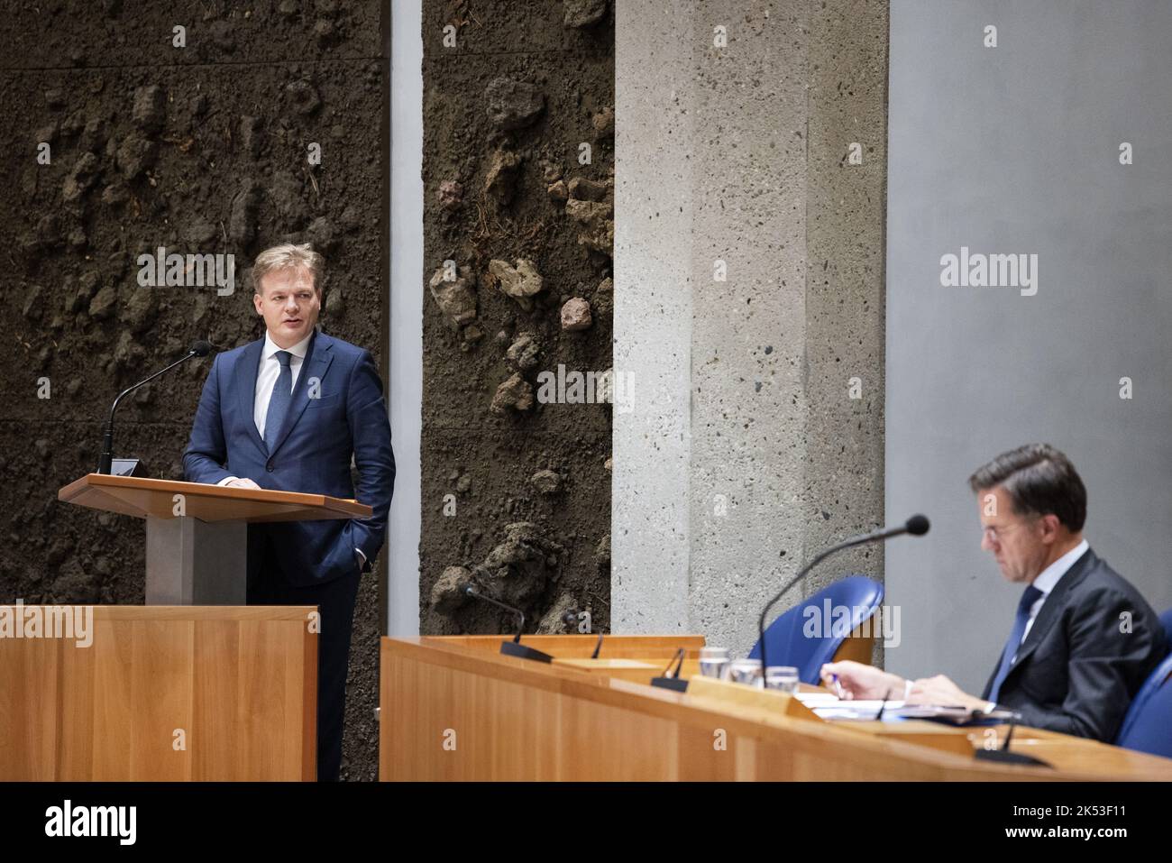 2022-10-05 20:03:29 DEN HAAG - Pieter Omtzigt (Omtzigt-Gruppe) während einer Debatte vor dem ersten Gipfel der europäischen politischen Gemeinschaft später in dieser Woche und dem informellen Europäischen Rat einen Tag später. 44 Länder wurden zum Gipfel der europäischen politischen Gemeinschaft eingeladen. Neben den 27 Staats- und Regierungschefs der Europäischen Union sind auch die 17 Staats- und Regierungschefs anderer europäischer Länder willkommen, darunter auch die aus der Ukraine. ANP RAMON VAN FLYMEN niederlande Out - belgien Out Stockfoto