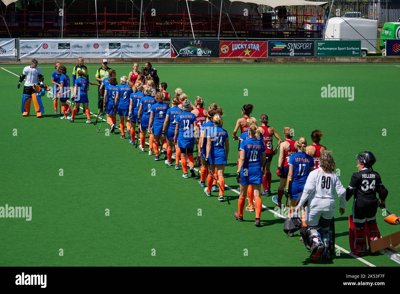 WM-Masters Hockey Cape Town Frauen über 55 niederlande vs deutschland. Beide Mannschaften betreten das Hartleyvale-Stadion vor Beginn des Spiels. Stockfoto
