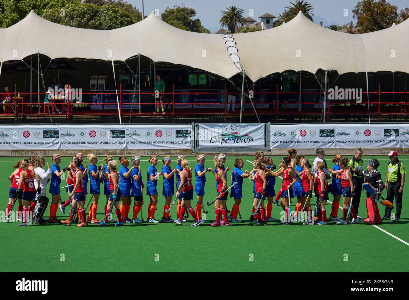 World Masters Hockey World Cup Cape Town Frauen über 55 Niederlande gegen England betreten das Hartleyvale Stadium vor ihrem Spiel früher Stockfoto