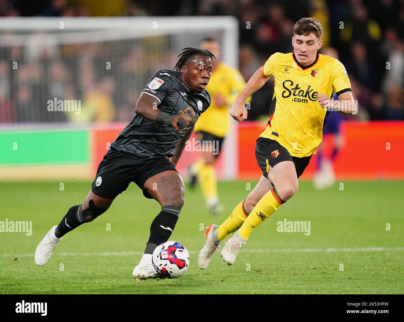 Michael Obafemi von Swansea City (links) und James Morris von Watford beim Sky Bet Championship-Spiel in der Vicarage Road, Watford, in Aktion. Bilddatum: Mittwoch, 5. Oktober 2022. Stockfoto