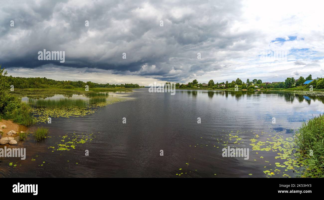 Regenwolken hängen über dem Stausee. See Vrevo . Alexandrovka. Leningrad Stockfoto