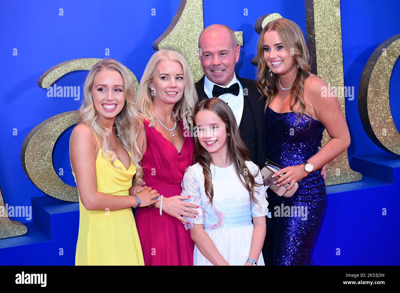 London, UK , 05/10/2022, Alisha Weir und Familie kommen zu den Darstellern und Filmemacher besuchen die Pressekonferenz des BFI London Film Festival für Roald Dahls Matilda The Musical, veröffentlicht von Sony Picters in Kinos in ganz Großbritannien und Irland vom 25.. November - 5.. Oktober 2022, London, Großbritannien. Stockfoto