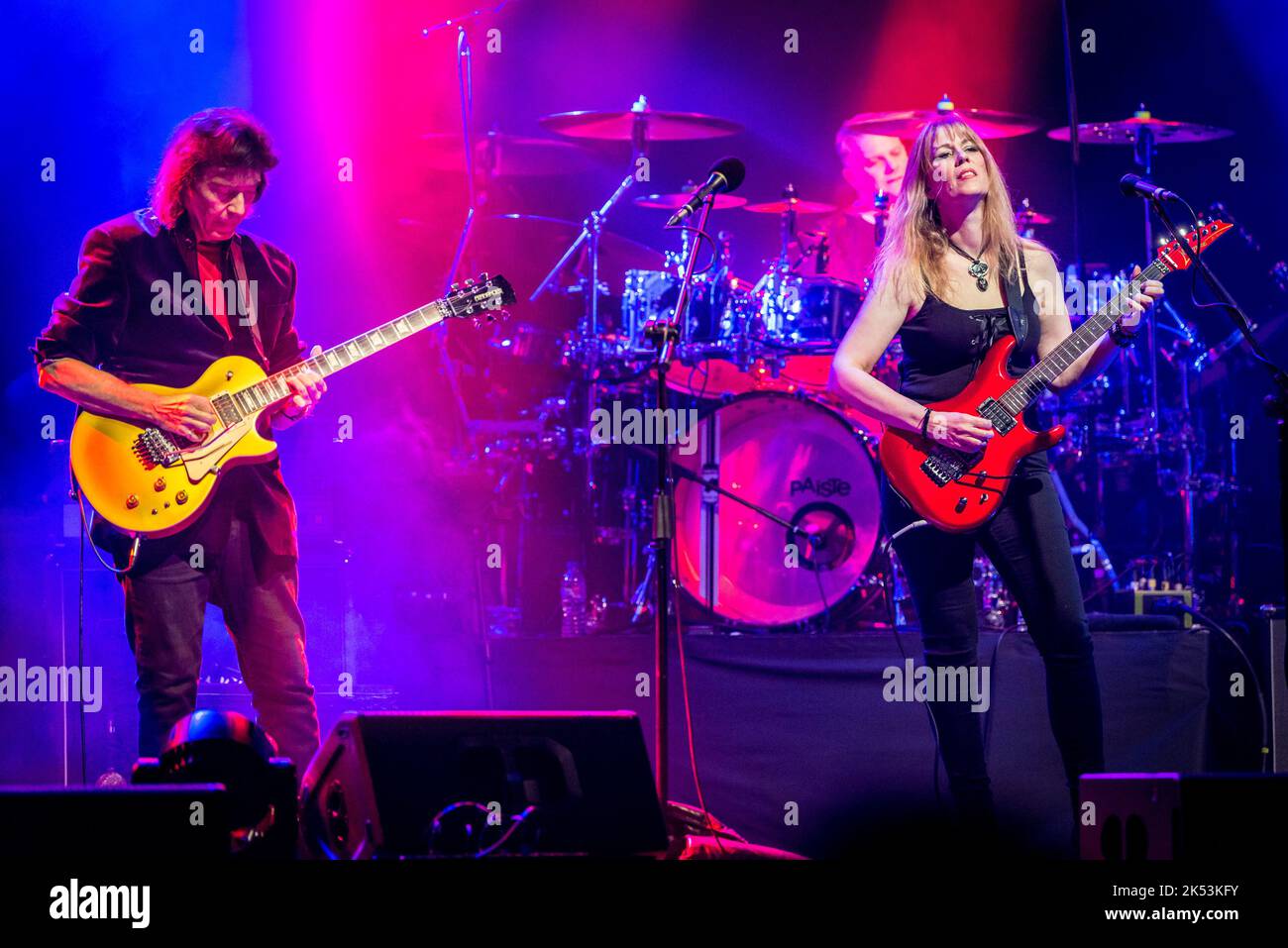 Steve Hackett & Amanda Lehmann an den Gitarren Stockfoto