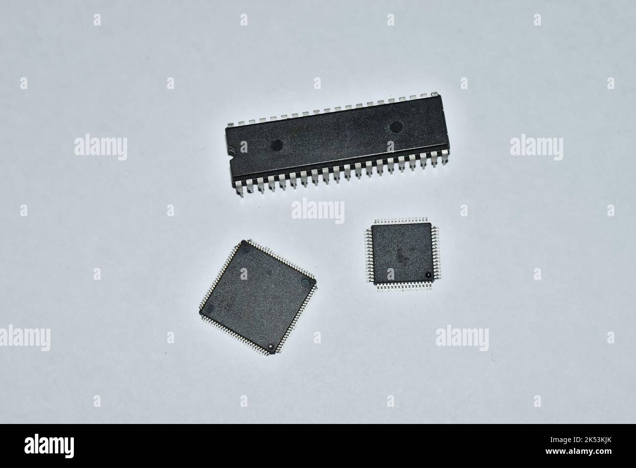 Mikroprozessor und Halbleiter auf weißem Hintergrund, Symbolbild für den europäischen Chip Act Stockfoto