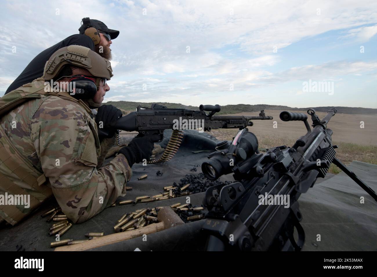 U.S. Air Force Everette Linn, Instruktorin für den Kurs „Leichtbau-Maschinengewehr“, bewertet Ziele, die von US Air Force Airman First Class Blaine Hale, Schülerin, während des Live-Schusskurses auf der Joint Base San Antonio-Camp Bullis, Texas, am 3. Oktober 2022 getroffen wurden. Der Kurs dauert zwei Wochen und endet an drei Tagen, an denen die Schüler sich mit Waffen vertraut machen, indem sie unter verschiedenen Bedingungen unter Live-Beschuss gehen. Er ist darauf ausgelegt, die Schüler auf den ersten Tag des Einsatzes an ihrer neuen Basis vorzubereiten, an dem dieses Training nicht verfügbar ist. (USA Luftwaffe Foto von Brian Boisvert) Stockfoto