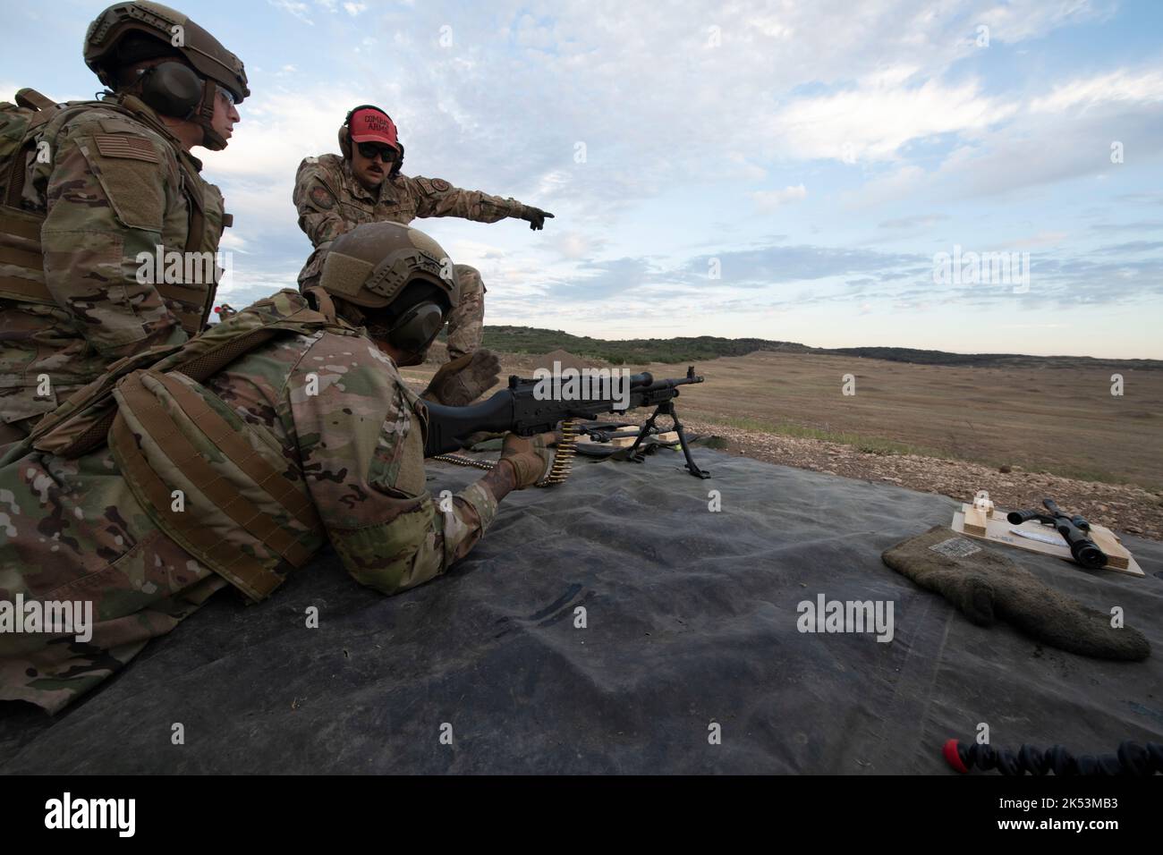 US Air Force Staff Sgt. Der Kursleiter des Cody Young Lightweight Machine Gun Course informiert die Teilnehmer über Schussanpassungen und Ziele während des Live-Schusskurses im Joint Base San Antonio-Camp Bullis, Texas, 3. Oktober 2022. Der Kurs dauert zwei Wochen und endet an drei Tagen, an denen die Schüler sich mit Waffen vertraut machen, indem sie unter verschiedenen Bedingungen unter Live-Beschuss gehen. Er ist darauf ausgelegt, die Schüler auf den ersten Tag des Einsatzes an ihrer neuen Basis vorzubereiten, an dem dieses Training nicht verfügbar ist. (USA Luftwaffe Foto von Brian Boisvert) Stockfoto