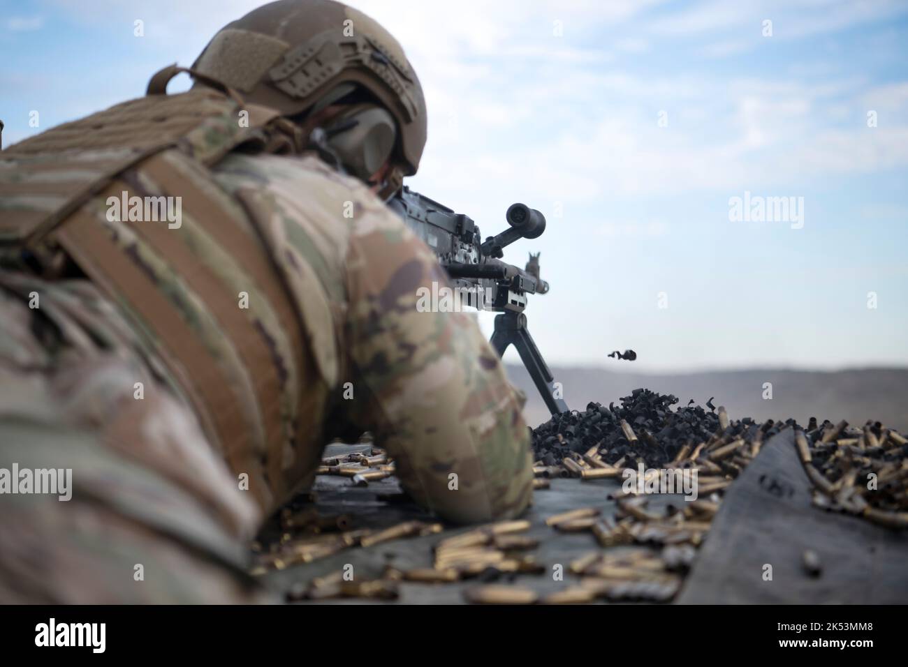 US Air Force Airman First Class Blaine Hale, Student, sendet während des Live-Schussabschnitts des Qualifikationskurses für Leichtgewicht-Maschinengewehr am Joint Base San Antonio-Camp Bullis, Texas, 3. Oktober 2022 Kugeln über den Zielbereich eines mittleren M240-B-Maschinengewehrs. Der Kurs dauert zwei Wochen und endet an drei Tagen, an denen die Schüler sich mit Waffen vertraut machen, indem sie unter verschiedenen Bedingungen unter Live-Beschuss gehen. Er ist darauf ausgelegt, die Schüler auf den ersten Tag des Einsatzes an ihrer neuen Basis vorzubereiten, an dem dieses Training nicht verfügbar ist. (USA Luftwaffe Foto von Brian Boisvert) Stockfoto