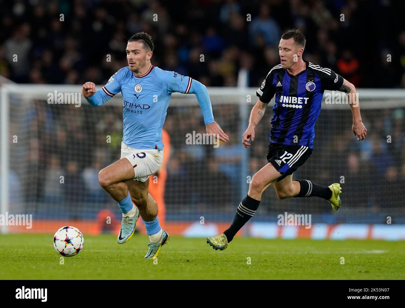 Manchester, England, 5.. Oktober 2022. Jack Grealish von Manchester City lässt Lukas Lerager vom FC Kopenhagen während des UEFA Champions League-Spiels im Etihad Stadium in Manchester zurück. Bildnachweis sollte lauten: Andrew Yates / Sportimage Stockfoto