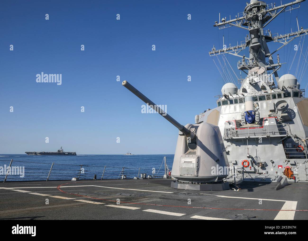 GEWÄSSER ÖSTLICH DER KOREANISCHEN HALBINSEL (SEPT 30, 2022) der Arleigh Burke-Klasse-Lenkflugkörper-Zerstörer USS Benfold (DDG 65) segelt in Formation mit dem Nimitz-Klasse-Flugzeugträger Ronald Reagan (CVN 76) und dem Ticonderoga-Klasse-Führungs-Kreuzer USS Chancellorsville (CG 62), Sept. 29. Benfold und die Carrier Strike Group (CSG) 5 führen eine dreilaterale Übung zur Bekämpfung des U-Boot-Kriegs mit der JMSDF und der ROK Navy durch. Die Operationen zwischen der Reagan Strike Group, JS Asahi und ROKS Munmu dem Großen beinhaltete den Betrieb mit einem US-U-Boot, um die Interoperabilität zwischen den Nationen zur Unterstützung einer Freien und einer O zu verbessern Stockfoto