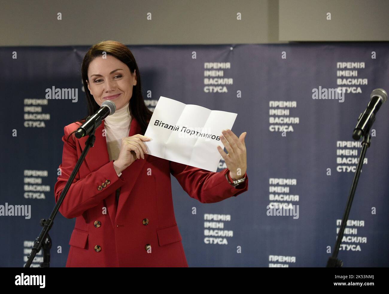 KIEW, UKRAINE - 05. OKTOBER 2022 - Die Ukrainische Journalistin Ilona Dowhan nimmt an der Zeremonie zur Verleihung des Wassyl-Stus-Preises 2022 Teil, der an den Publizisten, Schriftsteller und Journalisten Vitalii Portnykov im Bombenschutzhaus der Kiewer Mohyla Business School in Kiew, der Hauptstadt der Ukraine, verliehen wurde. Stockfoto